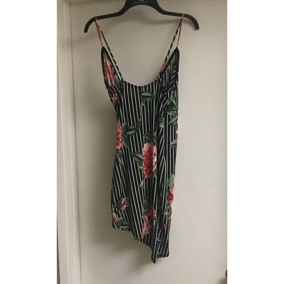 Cute & Sexy Black/Red Floral Print Wrap Mini Dress Sz Large - Picture 3 of 3